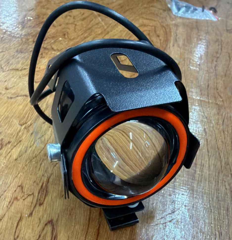 СВЕТ projector leans