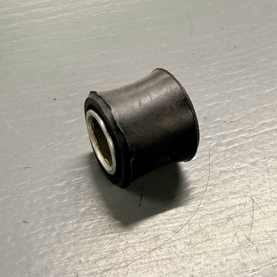 Сайлентблок амортизатора 12mm "LIPAI"