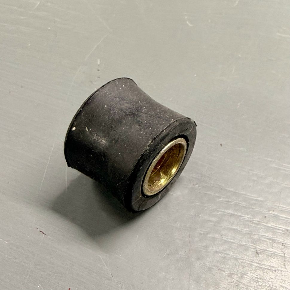 Сайлентблок амортизатора 10mm 'LIPAI'