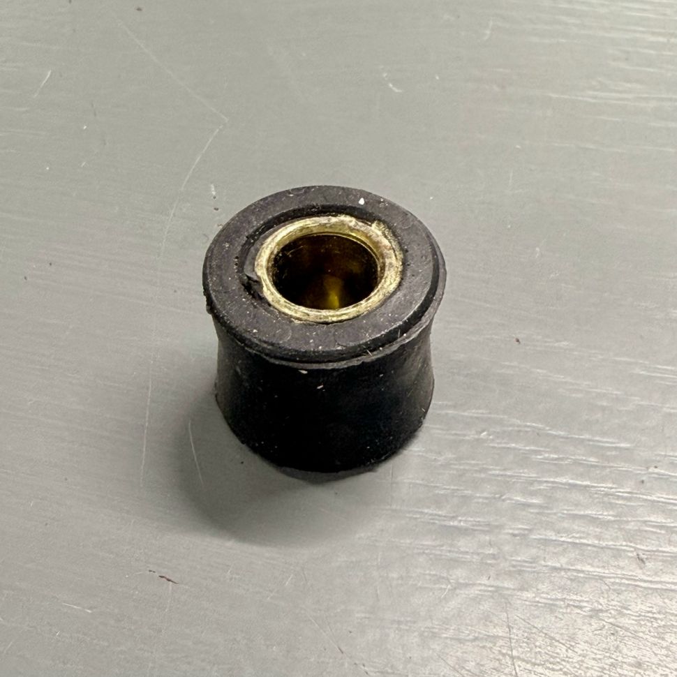 Сайлентблок амортизатора 10mm 'LIPAI'
